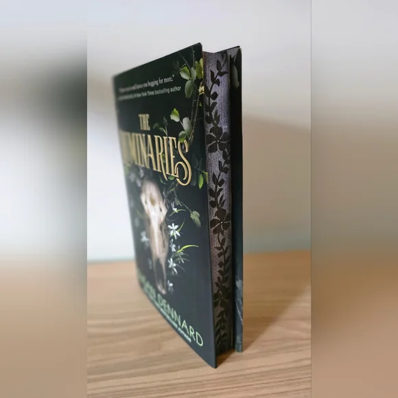 Special Edition Book – The Luminaries by Susan Dennard (Sprayed Edges, Signed) - Picture 3 of 5